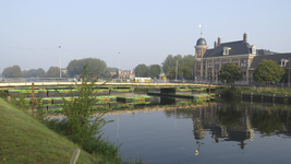 907361 Gezicht op de noodbrug tussen de Muntkade en de Kanaalweg (voorgrond) over het Merwedekanaal te Utrecht. De ...